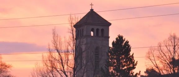 Kirchturm im Abendlicht