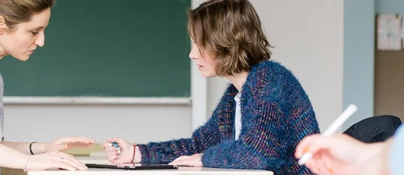 Berufsschullehrerin bespricht Aufgaben der Eignungsabklärung 