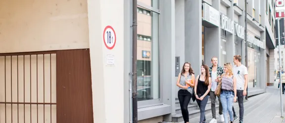 Fünf Schüler der Fachakademie Sozialpädagogik Rummelsberg unterwegs zur Schule