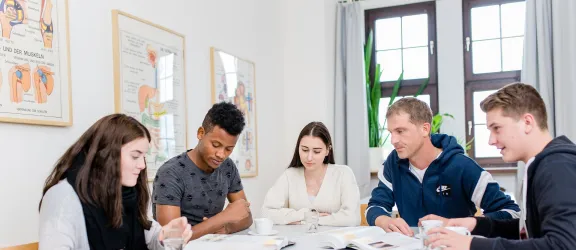 Altenhilfe-Azubis lernen in einer Arbeitsgruppe