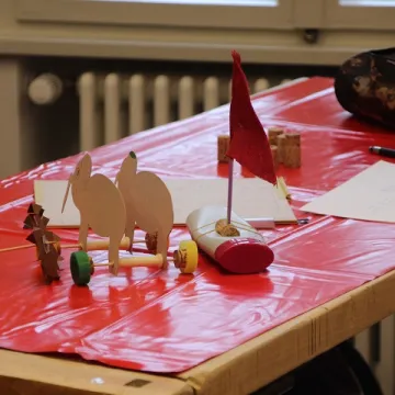 Kunstwerke auf Tisch