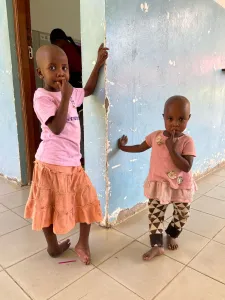 Klumpfüße und O-Beine vor der OP des Projekt Feuerkinder