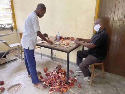 Teamwork in der orthopädischen Werkstatt in Tansania des Projekt Feuerkinder