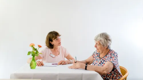 Zwei Frauen bei der Beratung