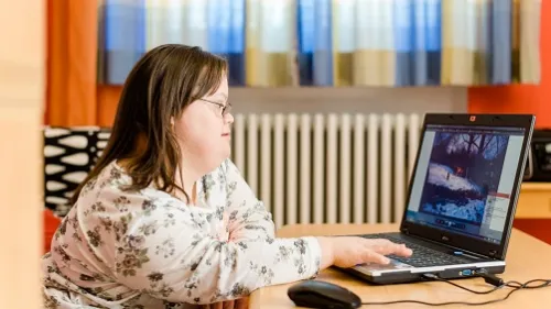 Frau sitzt vor einem Laptop