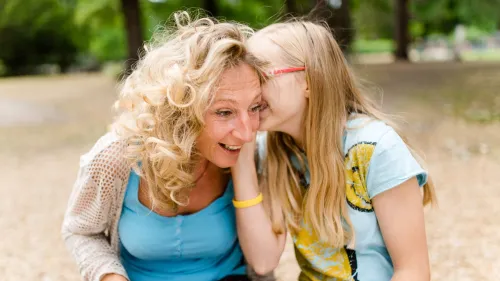 Pflegetochter flüstert Pflegemutter was ins Ohr