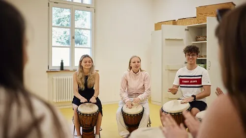 Lernende trommeln