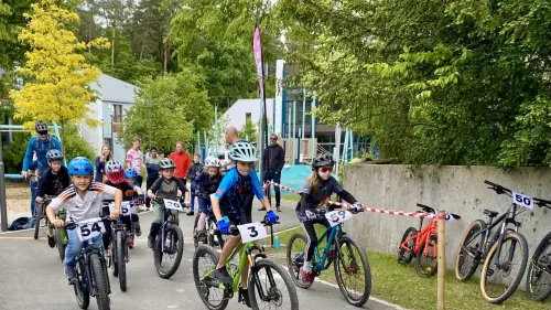63 Teilnehmer*innen gingen beim diesjährigen Mountainbike-Rennen in Rummelsberg an den Start.