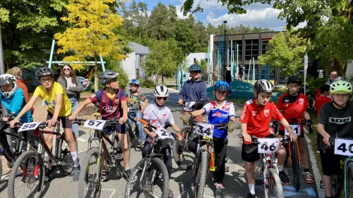 63 Teilnehmer*innen gingen beim diesjährigen Mountainbike-Rennen in Rummelsberg an den Start.