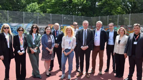UN-Komitee-Leiterin für Kinderrechte Dr. Sophie Kiladze (4. v.l.) und Giorgi Mindiashvili vom georgischen Innenministerium (rechts) führten den Besuch der georgischen Gäste in Rummelsberg an. Jennifer Straßburg (vorne Mitte) und Thomas Bärthlein (4.v.r.) erläuterten die Aufgaben und die pädagogische Haltung des Pädagogisch Therapeutischen Intensivbereichs. 