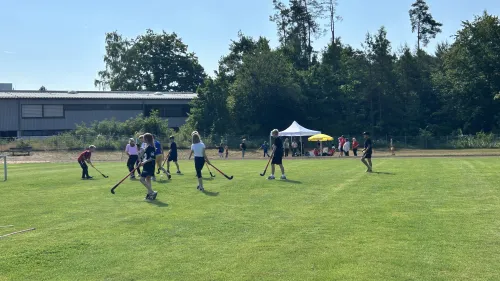 Kinder spielen Hockey