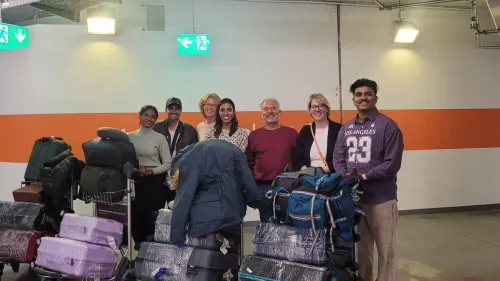 Ein Team vom Steigenberger Hof bestehend aus Silke Limpert (Dritte v.l.) Bernd Maier (Dritter v.r.) und Sibylle Spindler (Zweite v.r.) nahmen die neuen Azubis am Flughafen in Empfang. 