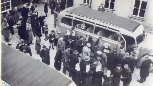Ein grauer Bus holte 1941 Menschen mit Behinderung in Neuendettelsau ab. 