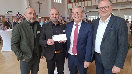 Die beiden Leiter der Kinder-, Jugend- und Familienhilfe Nördlingen Diakon Thomas Adler und Wolfgang Salcher sowie Bezirkstagsvizepräsident Peter Schiele und Vorstand Dienste der Rummelsberger Diakonie, Karl Schulz. Schiele überbrachte zudem die persönlichen Grüße und eine Spende des Bezirkstagspräsidenten Martin Sailer.