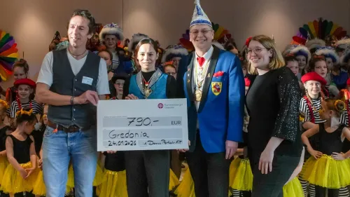 Katrin Hubmer, 1. Vorständin der Faschingsgesellschaft (Zweite von links) und Alexander Hill, Präsident der Gredoniam (Zweiter von rechts), nehmen freudig die Spende von Dominic Portisch-Abt, MAV und Laura Gottschalk, Leitung Ausbildung, entgegen. 