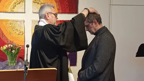 Nach über 40 Jahren im Dienst der Rummelsberger wurde Diakon Martin Chmel von Pastor Markus Jung entpflichtet.