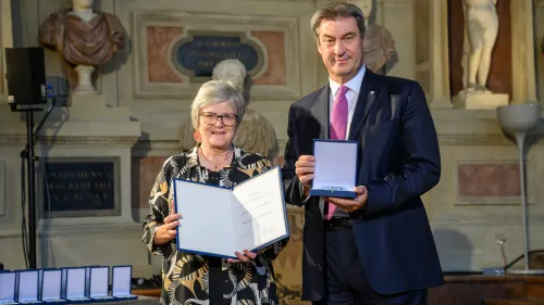 Dr. Annemarie Schraml und Herr Dr. Söder bei der Übergabe des Bayerischer Verdienstorden