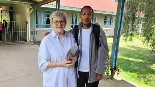Dr. Schraml und Peter, ehemaliger Patient und fleißiger Helfer in Tansania