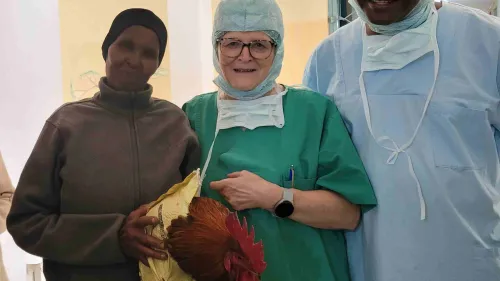 Hahn als Dank für Fr. Dr. Schraml in Tansania