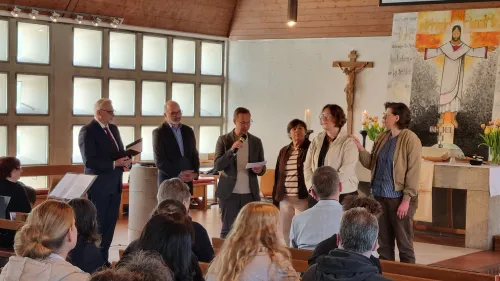 v.l.n.r.: Diakon Volker Deeg, Regionalleiter Nürnberger Land, Diakon Thomas Jacoby, Leiter Wichernhaus Altdorf, Diakon Stefan Schurkus, Leiter Wurzhof, Christiane Rydlichowski, Stellevertretende Leitung Haus Weiher und Renningers Lebensgefährtin Daniela Schlegl