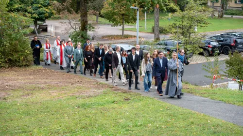 Jedes Jahr im Oktober werden die fertig ausgebildeten Diakon*innen in der Rummelsberger Philippuskirche in ihren Dienst eingesegnet. Der Einzug in die Kirche markiert den feierlichen Start der Veranstaltung.