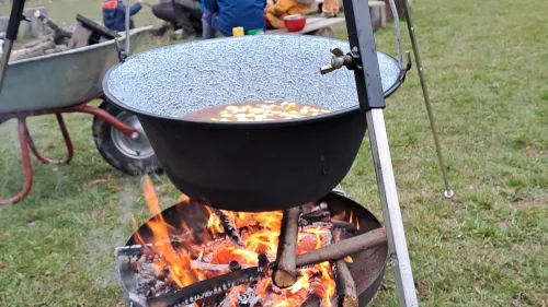 Gemüsesuppe über dem Lagerfeuer kochen die Teilnehmenden ver Veranstaltung auf der inklusiven Streuobstwiese.