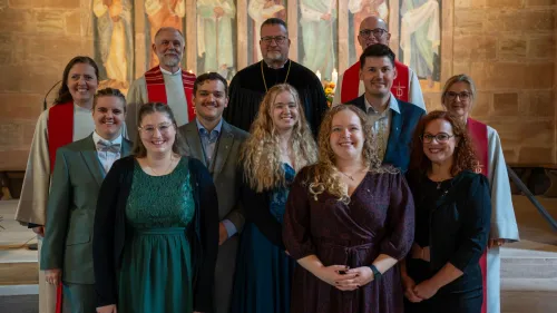Letzte Reihe, v.l.n.r.: Die Vertreter*innen der beiden Gemeinschaften, Harriet Tögel, Brüdersenior Peter Barbian, Maik Richter und die Leiterin der Diakoninnengemeinschaft Christine Meyer nehmen Oberkirchenrat Stefan Blumtritt in die Mitte. Mittlere Reihe, v.l.n.r.: Die eingesegneten Diakon*innen Mika Türke, Frederic Meister, Selina Popp und Micha Gey Vordere Reihe, v.l.n.r.: Chiara Amato, Lea Dunleavey und Anja Gebhard