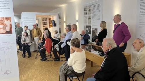 Stifter*innen und Freund*innen der Rummelsberger erhielten eine Führung durch die aktuelle Ausstellung im Diakoniemuseum „Eiskalt sind die! Diakonie und Nationalsozialismus“.